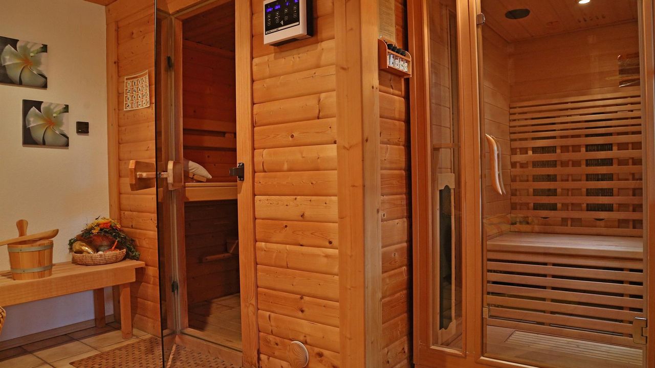 Sauna und Infrarotkabine Sauna und Infrarotkabine